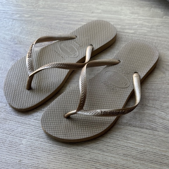 Havaianas Metallic Gold Flip Flops - Picture 1 of 4